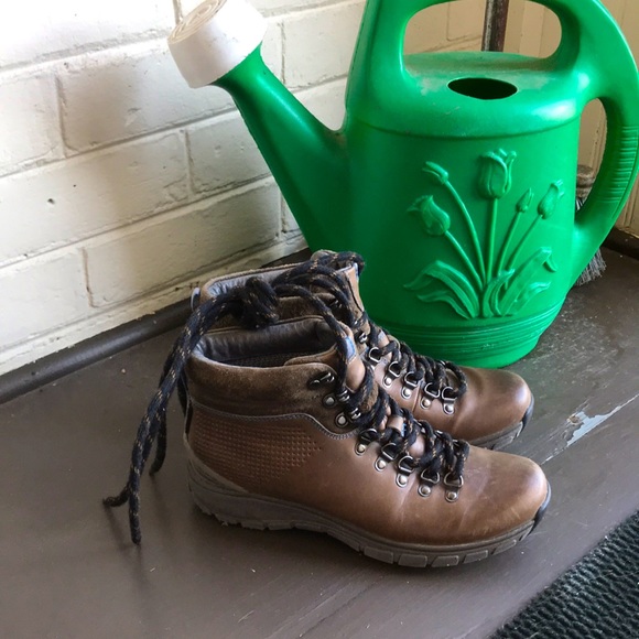 Clarks Leather Hiking Boots -EUC - Picture 2 of 7